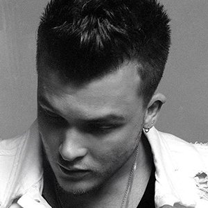 Josh Devine, 34 (Baterista)