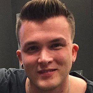 Josh Devine, 34 (Baterista)
