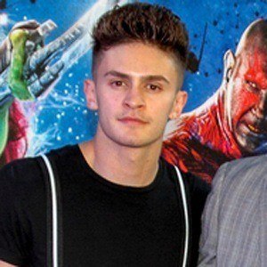 Josh Zare, 31 (Ca sĩ nhạc Pop)