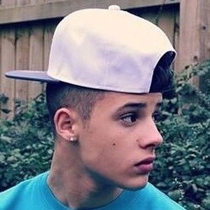 Joshua Brooks, 26 (流行歌手)