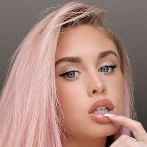 Julia Brads, 27 (TikTok Star)