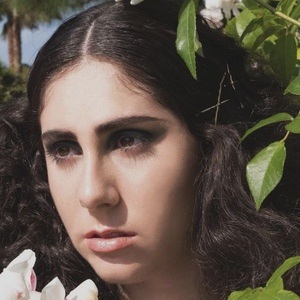 Julia Marley, 23 (電視女演員)