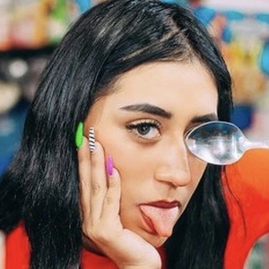 Juls_sal, 23 (TikTok Star)