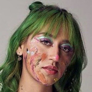 Juls_sal, 23 (TikTok Star)