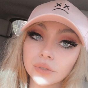 JustaMinx, 28 (Twitch Star)