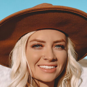 Kali Lewis, 24 (TikTok明星)