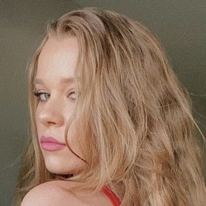 Kalie Arnold, 27 (Ngôi sao Instagram)