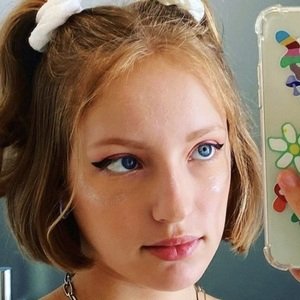 KarinaOMG, 18 (YouTube Star)