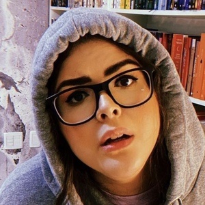 Karine Leôncio, 32 (YouTube Star)