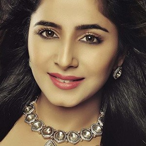 Kate Sharma, 33 (Attrice TV)