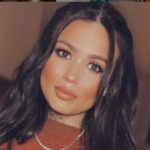 Katherine Flores, 37 (Татуировщик)