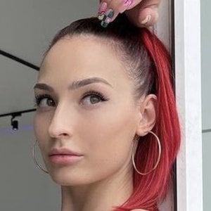 Katy Vine, 31 (TikTok明星)