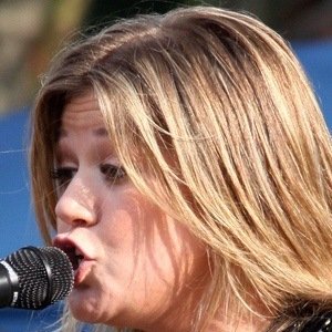 Kelly Clarkson, 43 (流行歌手)