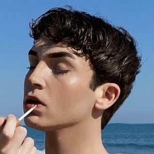 kevinoush_, 22 (TikTok Star)