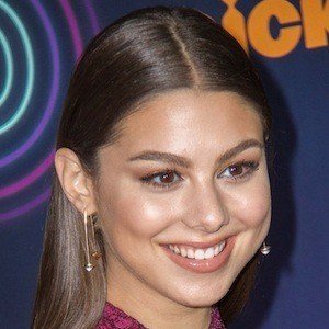 Kira Kosarin, 28 (Actriz de Televisión)