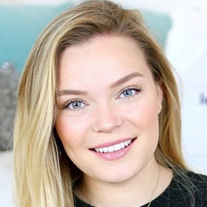 Klara Elvira, 28 (YouTube明星)