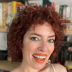 La Chica Bona, 37 (YouTube Star)