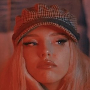 Larissa Lambert image 4