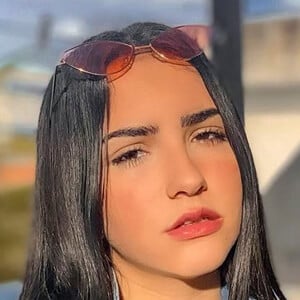 larissaflor_, 19 (Instagram Star)