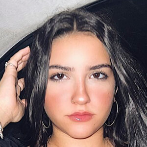 larissaflor_, 19 (Instagram Star)