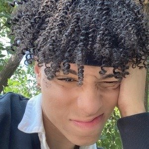 Larray (YouTube Star) - Age, Birthday, Bio, Facts, Family, Net Worth ...