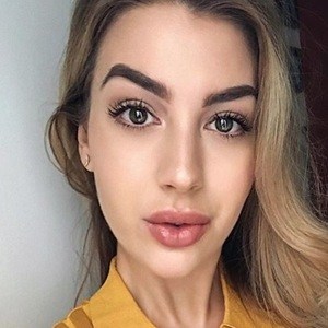 Laura Girard, 32 (博主)