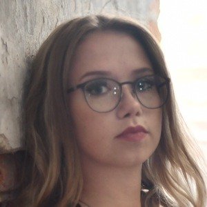 Laura Kamhuber, 26 (民歌手)