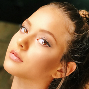 Laura Schadeck, 22 (Pop Singer)