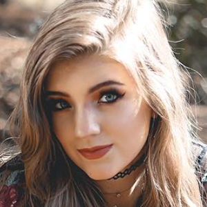 Lauren Bonnell, 28 (流行歌手)