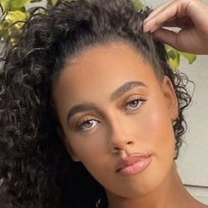 Lauren Bowry, 24 (流行歌手)