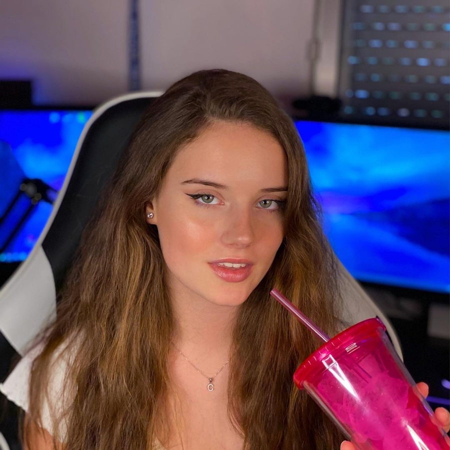 Lia Sikora, 23 (TikTok Star)