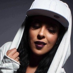 Liana Veda, 42 (流行歌手)