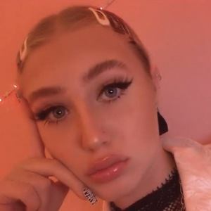 Lili Hanzel, 24 (TikTok明星)