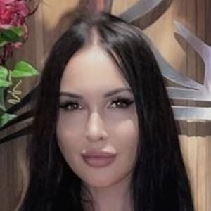 Lina Valentina, 35 (Painter)