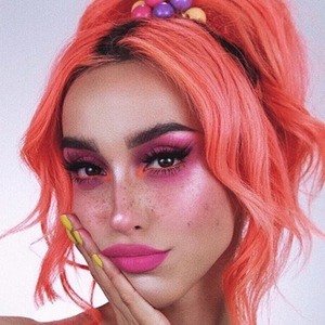 LinaBugz, 33 (Instagram Star)