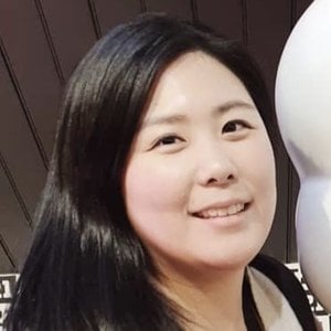 Liry Onni, 37 (YouTube Star)