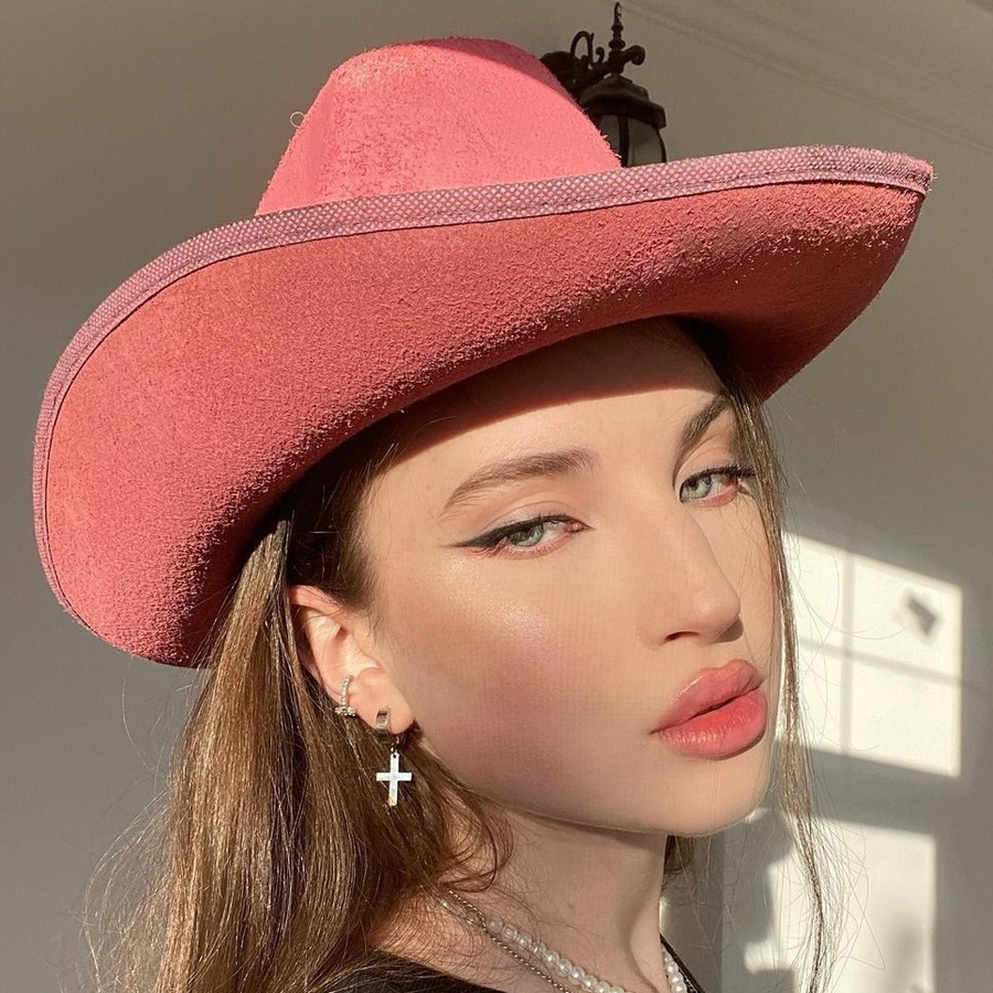 Liza Glossmix, 22 (TikTok Star)