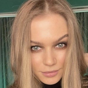 Lizi ASMR, 29 (YouTube Star)