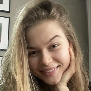 Lizi ASMR, 29 (YouTube Star)