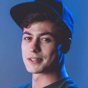 LL Stylish, 30 (Estrella de YouTube)