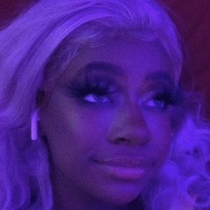 LoriLovesHearts, 21 (TikTok明星)