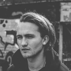 Lou Foulkes, 32 (Chanteur folk)