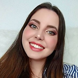 Lovely Ela, 25 (Star di YouTube)