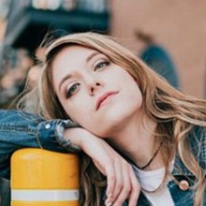 LoveLyzKelly, 35 (YouTube Star)