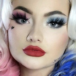 Lowri Rose-Williams, 26 (Звезда Тиктока)