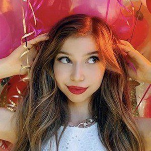 Lulu Lambros, 22 (Attrice TV)