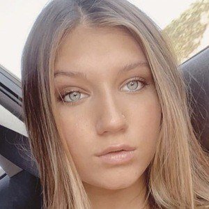 Mads Lewis, 22 (Estrella de TikTok)