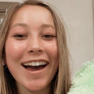 Malia Brauer, 19 (Chef)