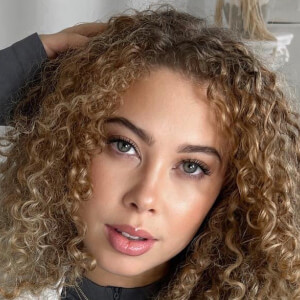 Malia Elaine, 25 (TikTok明星)