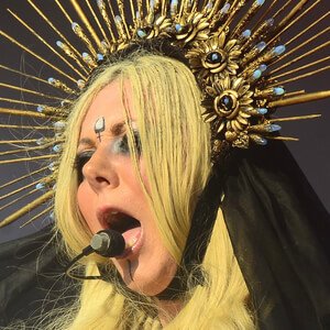 Maria Brink, 47 (金屬歌手)
